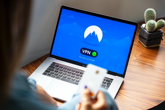 En person kopplar sina uppkopplade enheter till ett VPN för bättre skydd.